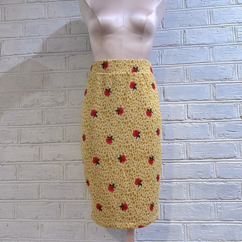 Audrey pencil floral skirt , size L, EUC.